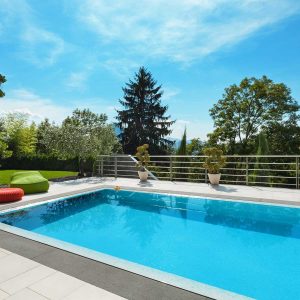 Comment intégrer harmonieusement une piscine ou un spa à votre espace extérieur ?