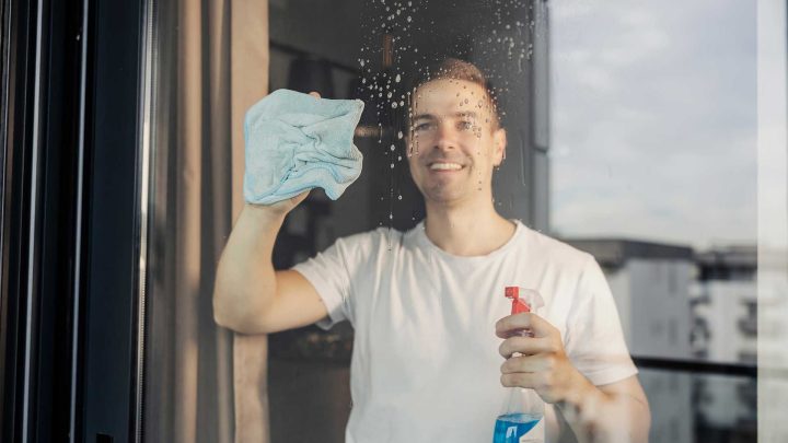 Les secrets pour des vitres impeccables sans traces